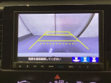 バックでの車庫入れも安心です!リアカメラが付いているバックモニター付のナビを装備しております。操作線もついており距離感も画面から確認できます。