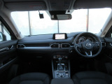 運転席にはフロントガラス照射タイプのアクティブ・ドライビング・ディスプレイを搭載。さらにTSR交通標識認識システムを装備。