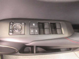 運転席のドア内側にサイドミラーを操作するボタンや全席の窓を開閉できるボタンがあります。