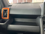 トランク側から後部座席をスライドすることができます。