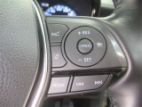 ステアリングの右側のスイッチで全車速追従クルーズコントロールの操作やオーディオの操作が可能。