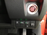 赤い丸いボタンを押して、エンジンスタートが可能なプッシュエンジンスタートシステムです!一度味わったらこの装備が必需品になってしまいます。