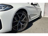 BMW純正アロイホイールはモデルやパッケージに合わせてデザインされています。洗練されたデザインで、足元の個性を引き立てます。