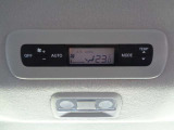 前席と後席で別々の温度の設定ができ、設定した温度を自動制御するオ-トデュアルエアコン。お問い合わせは03-5672-1023へ