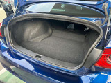 セダン車で狭くなりがちなトランクもショックアブソーバーを使うことで、大容量ラゲッジスペース。9インチゴルフバッグを4個収納できるゆとりの容量。