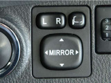 電動格納式リモコンドアミラー!運転席からドライバーの好みの角度に調整できます。