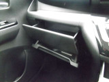 グローブボックス他収納部が複数あります。 助手席側のカップホルダー (運転席側にもございます。)