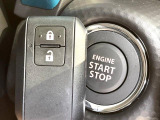 【問合せ:0749-27-4907】【キーレススタートシステム】カバンやポケットに入れたままでもドアの施錠・解錠が可能な装備。エンジンのオン・オフ時もカギを取り出す必要が無いからとっても便利です♪