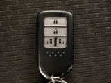 スマートキー付きですからドアロックの開閉およびエンジンスタートが楽々です。電動スライドドアの開け閉めもボタンで操作できます。