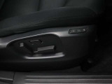 運転席シートは前後スライド・上下リフター・リクライニング・ランバーサポートを細かく調整し、人馬一体感を具現化する事ができる電動シートを装備。またお二人までシートメモリーすることができます。