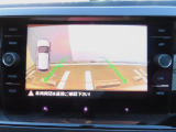 リヤカメラの映像です。左の車のアイコンはパーキングセンサーが障害物の様子を音と色でお知らせします。
