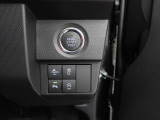 プッシュボタンスタート:かばんやポケットからキーを取り出さなくてもブレーキを踏んでボタンを押せばエンジンスタート。鍵の抜き差しがないのでスマートに発進させられます。