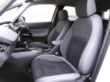 からだを包み込む様な形状でホールド感のあるフロントシート。しっかりと支えてくれるので長時間の運転を快適にサポート!