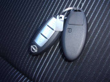 インテリジェントキーです。カバンやポケットに入れて持っているだけで、ボタン一つでドアを開閉できます。慣れると大変便利ですよ!