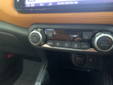 オートエアコンが装備されていますので車内を快適な温度に保つことが出来ます!!