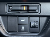 運転席右側にETCや電動リアゲートのスイッチ等がついています。