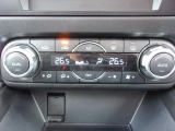 運転席、助手席で別々に温度調整が可能なデュアルエアコン!!