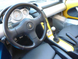 スパルタンな運転席!デジタル式のスピードメーターと燃料計は右側に、眼前には回転計、水温、油圧の3連メーター。