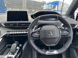 プジョーのアイコン i-Cockpitを採用。運転席に向いて設計され視認性や操作性が向上。