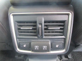後席にもUSB充電ポートとエアコン吹き出し口、シートヒーターがあります!