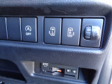 左右の電動スライドドアの開閉スイッチとアイドリングストップオン/オフ、その下にETC車載器をセット。