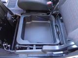 助手席シート下の収納ボックスは容量も多く、車検証入れや靴なども置けます。