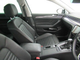 シートヒーター付きレザーシート。フォルクスワーゲンのシートは、ドライブ中の身体をしっかりと支え、正しい姿勢で運転することを考慮しています。