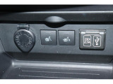 アクセサリーソケット(左)運転席・助手席シートヒーター(中央)USBソケット(右)