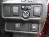 上段は左から車両接近通報装置(VSPシステム)、ミラーの調節&格納、衝突軽減ブレーキスイッチが付いています☆下段は左から横滑り防止装置(ESC)、車線逸脱警報のスイッチが付いています☆