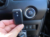スマートキー付きです!カバンやポケットに入れて持っているだけで、ボタン一つでドアを開閉できます。スマートキーを持って、ブレーキを踏んでボタンをポンッと押すだけでエンジンが作動します!!