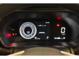 シンプルで見やすいメーター スピードはデジタル表示、真ん中の液晶のディスプレイで各種設定や車両の状態が確認できます。