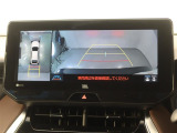 パノラミックビューモニター付きです。車両を上から見たような映像をディスプレイオーディオ画面に表示。運転席からの目視では見にくい、車両周辺の状況をリアルタイムでしっかり確認できます。