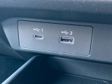USBポートも二口ありますので同乗者の方との同時充電も可能です