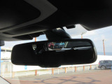 周囲の光や後続車のライトの眩しさを自動軽減する「自動防眩インナーミラー」装備。強い光で目の前が見えなくなるのを防ぎ、ルームミラー調整での、片手運転・わき見運転を防ぎます。安全運転で、愉しいドライブを!