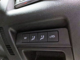 運転席10WAYパワーシート&シートメモリー機能を装着、ドライビングポジションに加えアクティブドライビングディスプレイの設定を記憶できる機能を追加
