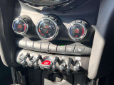 2ゾーンオートエアコンは、運転席/助手席それぞれ別々に温度設定出来ます
