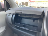 ダッシュボード助手席側上部にインストアッパーボックスがあり、収納に便利です。