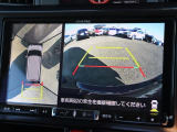 パノラミックビュ-モニター装備★前後左右に搭載した4つのカメラにより、車を真上から見ているような映像を表示運転席から確認しにくい車輛周囲の状況を把握できます★リヤカメラの映像も同時に表示します★