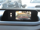 バックカメラの映像はナビへと映し出されます。大きな画面で確認ができて安心!左ドアミラーにはサイドカメラを標準装備しています。運転席からでは確認が難しい左フロントタイヤ近辺をモニターへと映し出します。