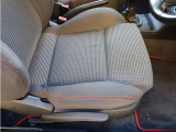 使用感がでやすい運転席側シートですがご覧のようにきれいな状態となっております。0078-6002-327008までお気軽にお問合せ下さい。