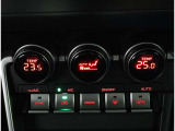 【オートエアコン】一度お好みの温度に設定すれば、車内の温度を検知し風量や温度を自動で調整。何度もスイッチ操作をする必要はありません。快適な車内空間には必須の機能ですね♪
