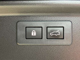 【オートバックドア】ボタンを押すだけでバックドアが開閉出来て便利です!!運転席からもバックドアが開閉出来るので、雨の日などにも便利で快適★
