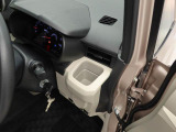 【据え置きカップホルダー】エアコン吹き出し口下部に設置されていますので使いやすさバッチリ!運転席から手の届くちょうどの位置です!