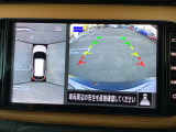 【アラウンドビューモニター】上空から見下ろしているかのような映像を映し出して周囲を確認し、スムーズな駐車をアシスト。状況に応じてルームミラーの大型モニター表示の切り替えができます音符