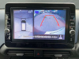上からまる見え!アラウンドビューモニターの画像です。純正ナビに映してあります。お車を真上から見たような映像を映し出す事によって、車両の周囲を確認し、駐車時や発進時の運転をサポートします。