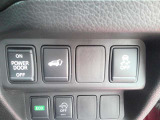 運転席スイッチでバックドアの開閉が出来る為便利です。
