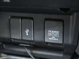 USB接続、12Vの電源ソケットも使いやすい場所に装備されています。