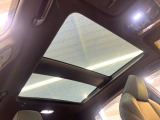 【問合せ:0749-27-4907】【調光パノラマルーフ】車内の解放感が一気に上がる大型パノラマルーフに調光機能がプラス!日差しが強い時、シェードを閉めなくてもガラスの透明度を調整することができます。