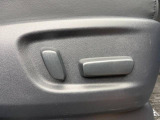 【運転席8WAYパワーシート】リクライニングからシートリフターまで、スイッチ一つで簡単にシートの微調整が可能!自分に最適なシートポジションにセットして、快適なドライブをお楽しみください。