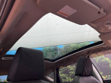 【ガラスルーフ】ガラスルーフ搭載で車内の解放感が一気にアップ!開放的なドライブをお楽しみいただけます。